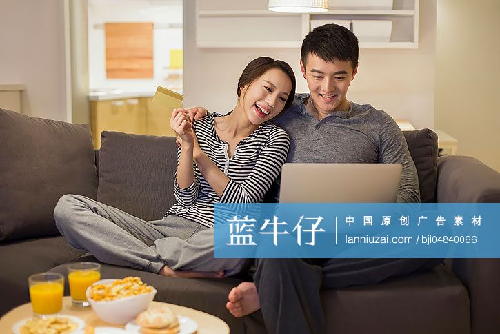年轻情侣在家网上购物