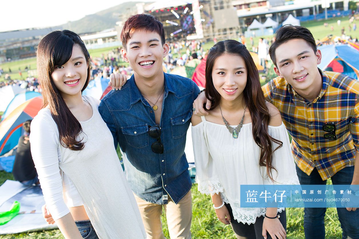 年轻人参加音乐节