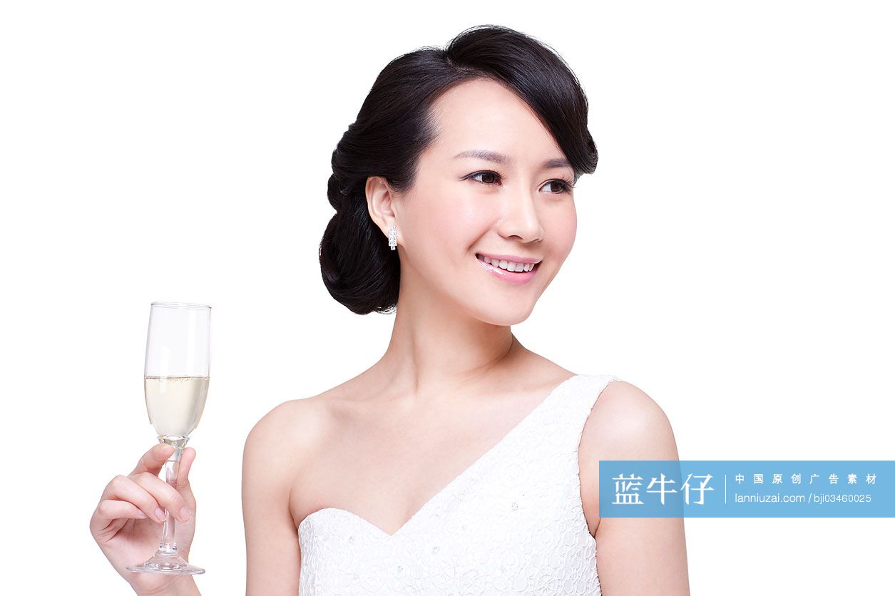 优雅的女人手拿香槟酒杯