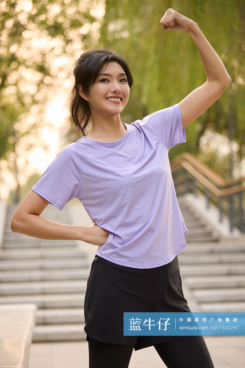 开心的年轻女性锻炼身体