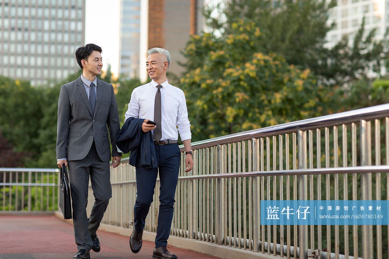 自信的商务人士去上班