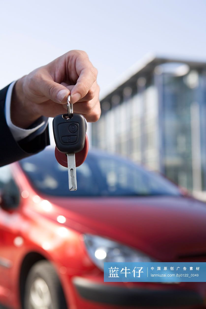 手拿车钥匙