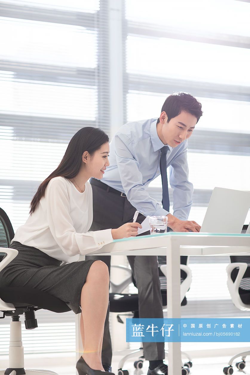 年轻商务人士在办公室工作