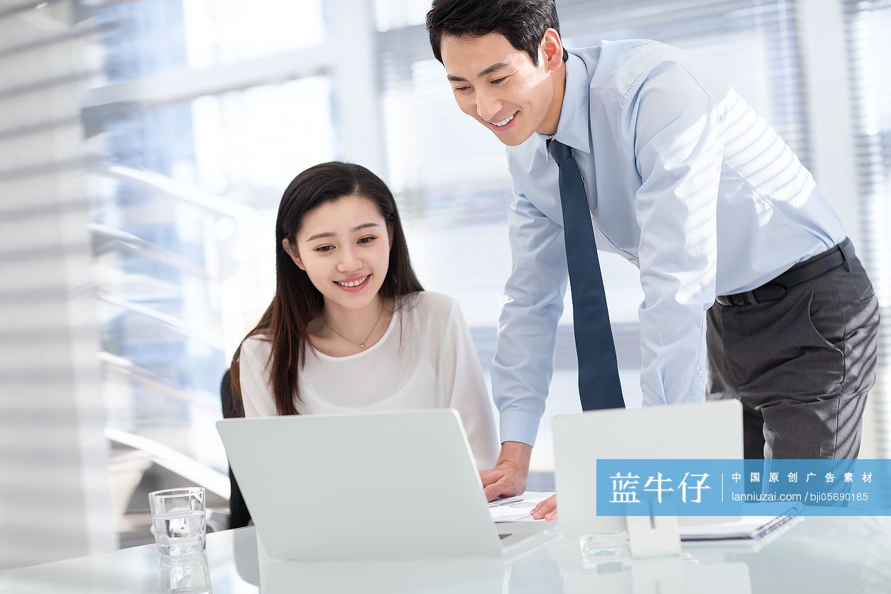 年轻商务人士在办公室工作