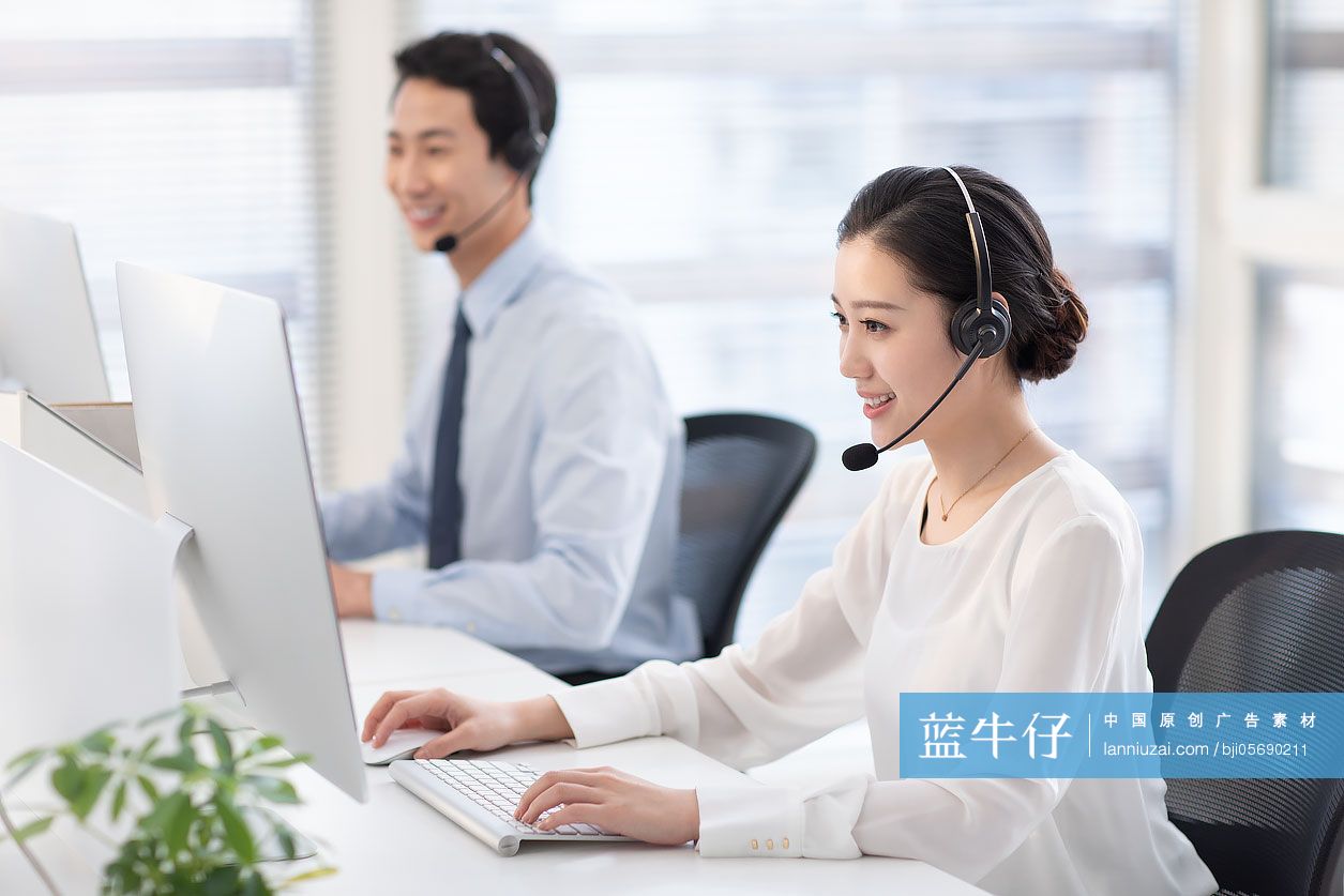 年轻商务人士在办公室工作