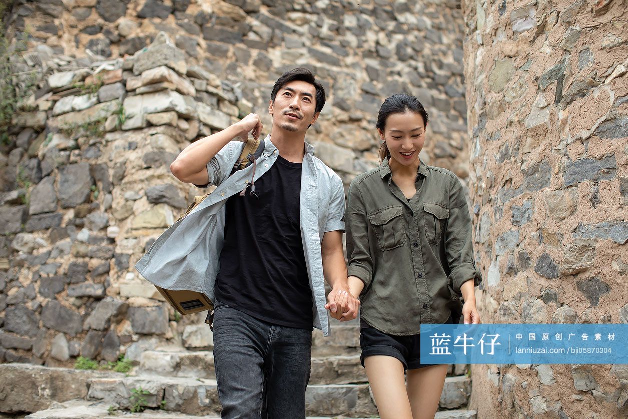 年轻情侣户外徒步旅行