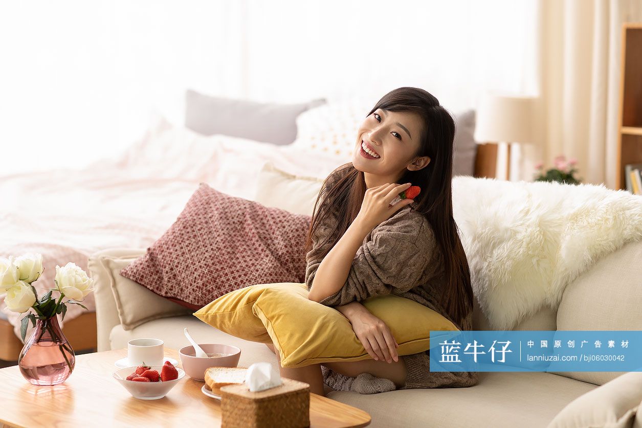 年轻女士吃草莓