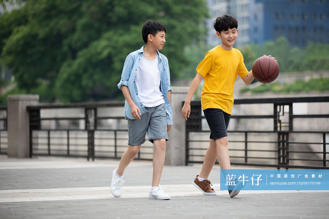 男孩们在户外打篮球