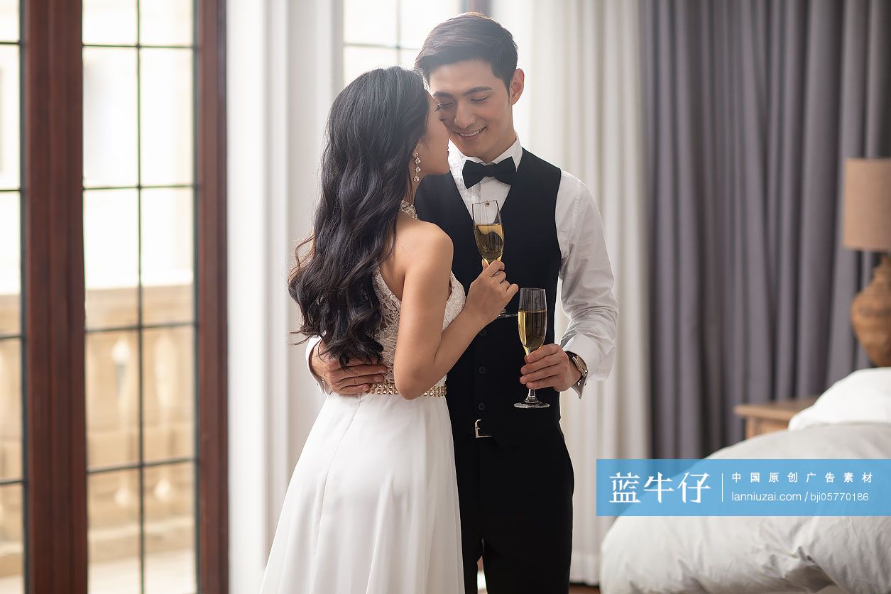 年轻夫妇在家共享甜蜜时光-蓝牛仔影像-中国原创广告影像素材