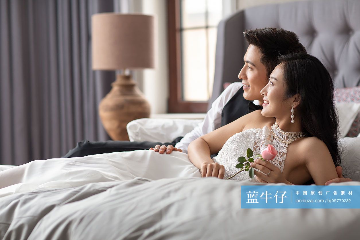 年轻夫妇在卧室共享甜蜜时光-蓝牛仔影像-中国原创广告影像素材
