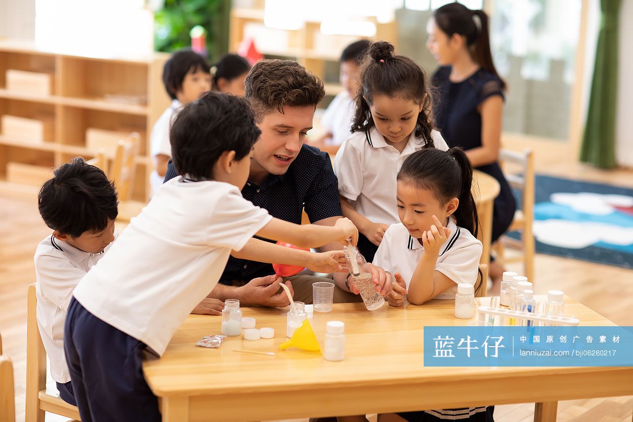 孩子们在教室做科学试验