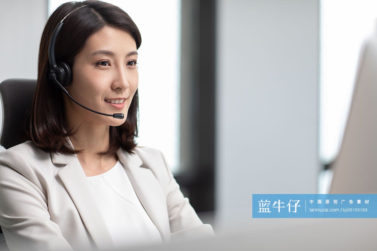 年轻商务女士在办公室工作