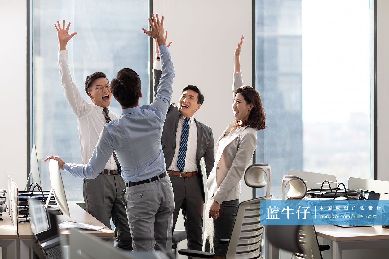 商务人士在办公室庆祝