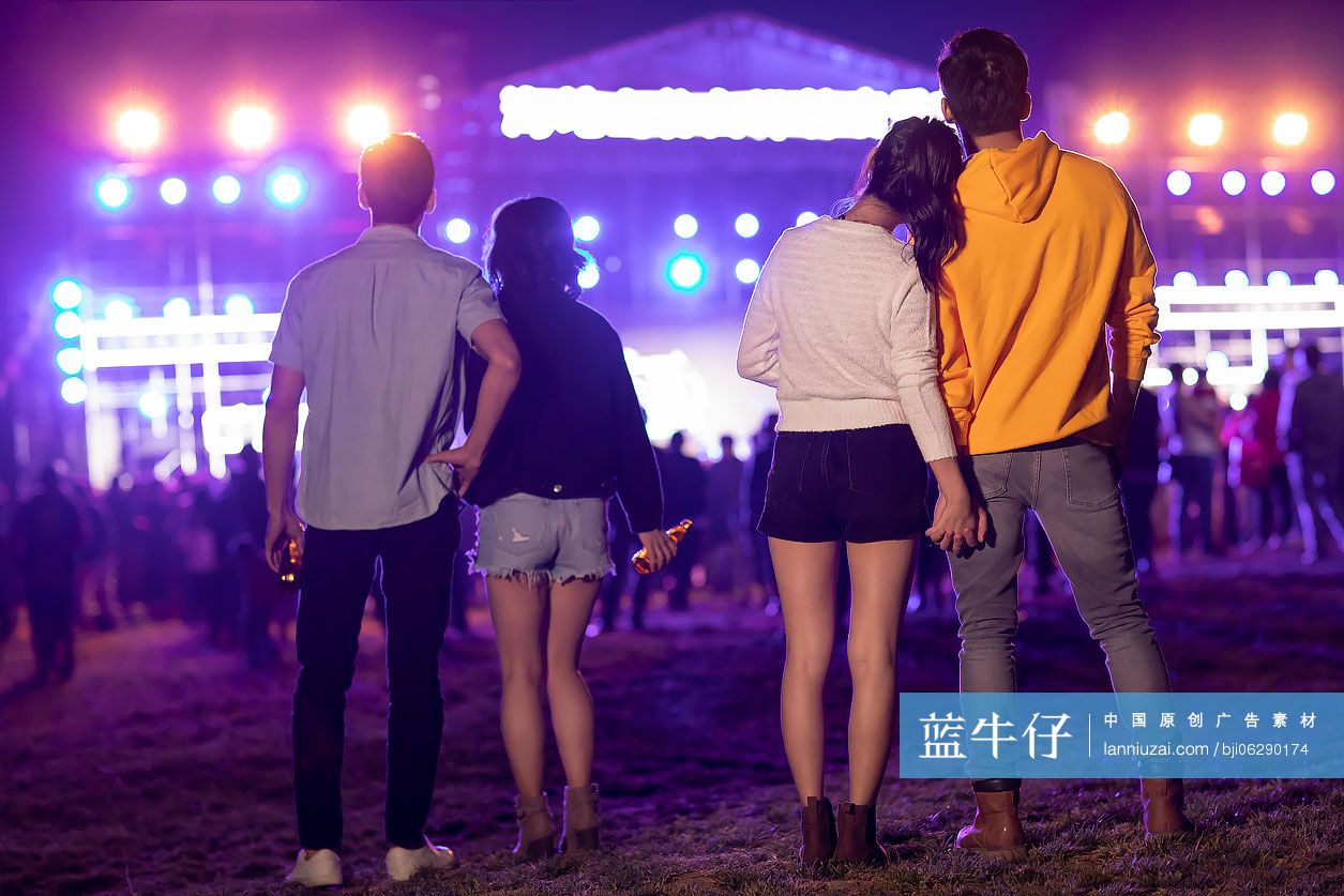 快乐的年轻朋友参加音乐节