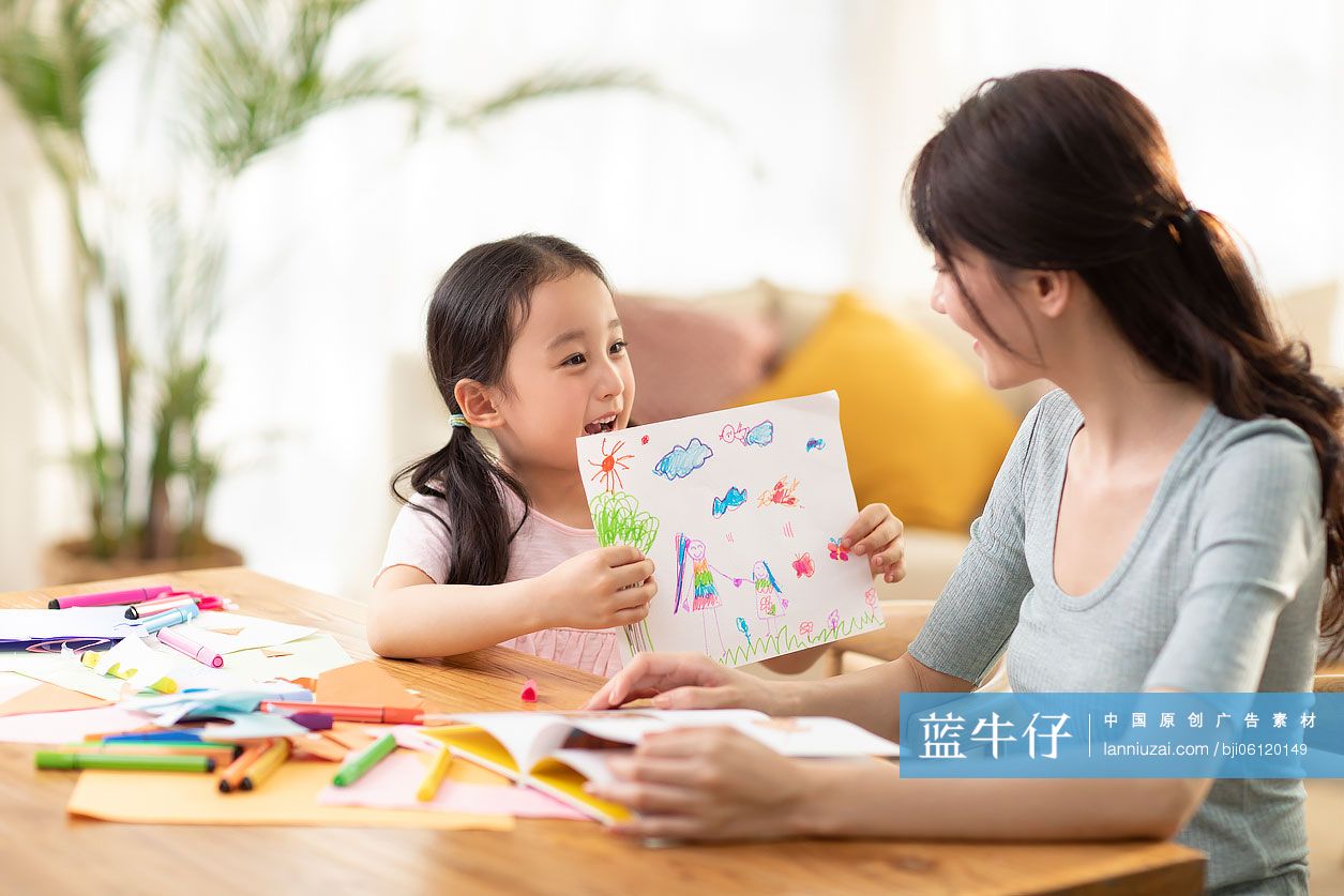 快乐的母女俩在家画画