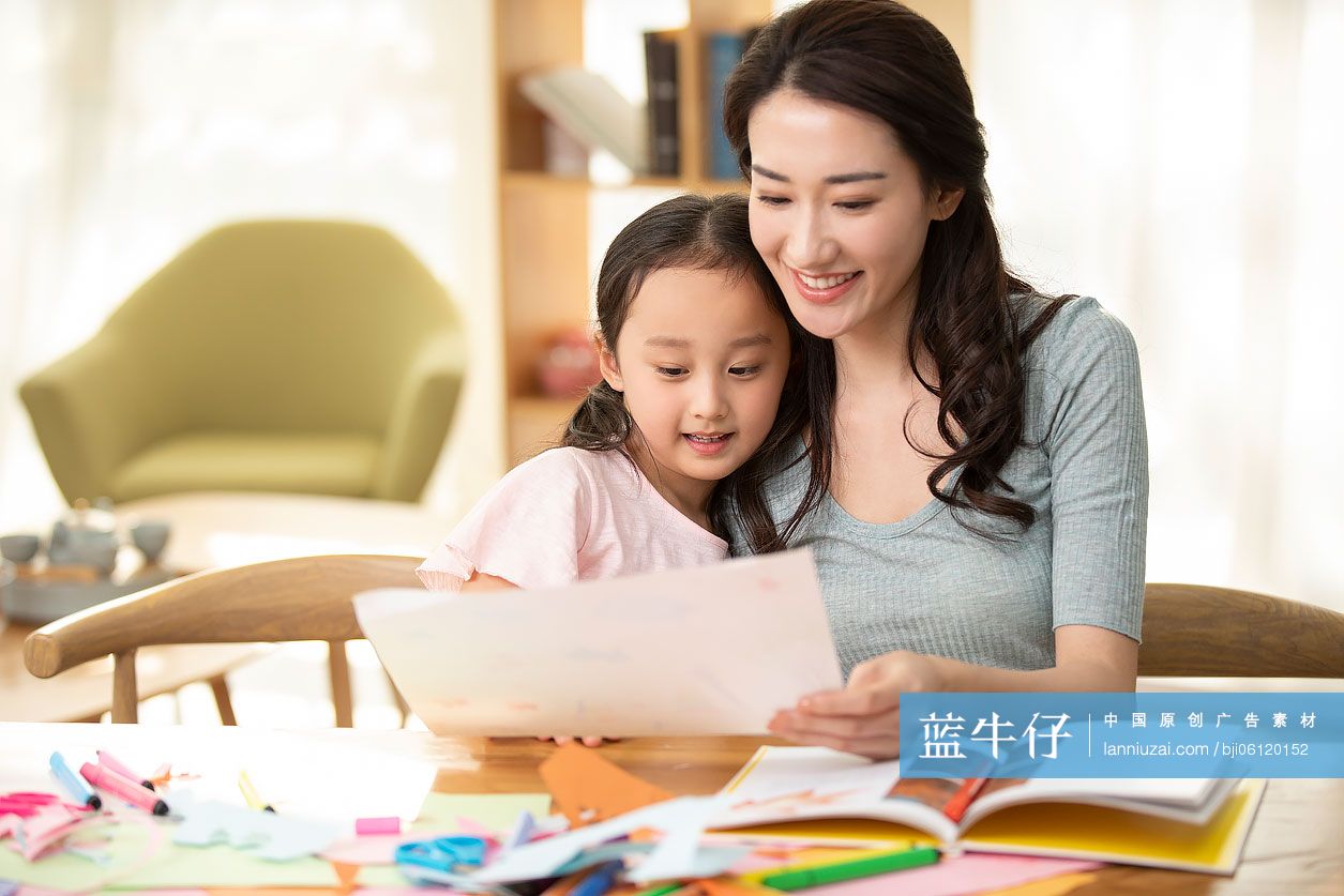 快乐的母女俩在家画画