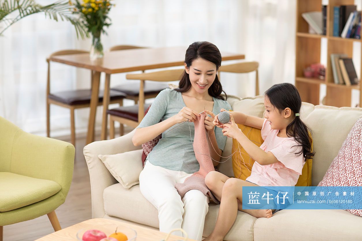 快乐的母女俩在家织围巾