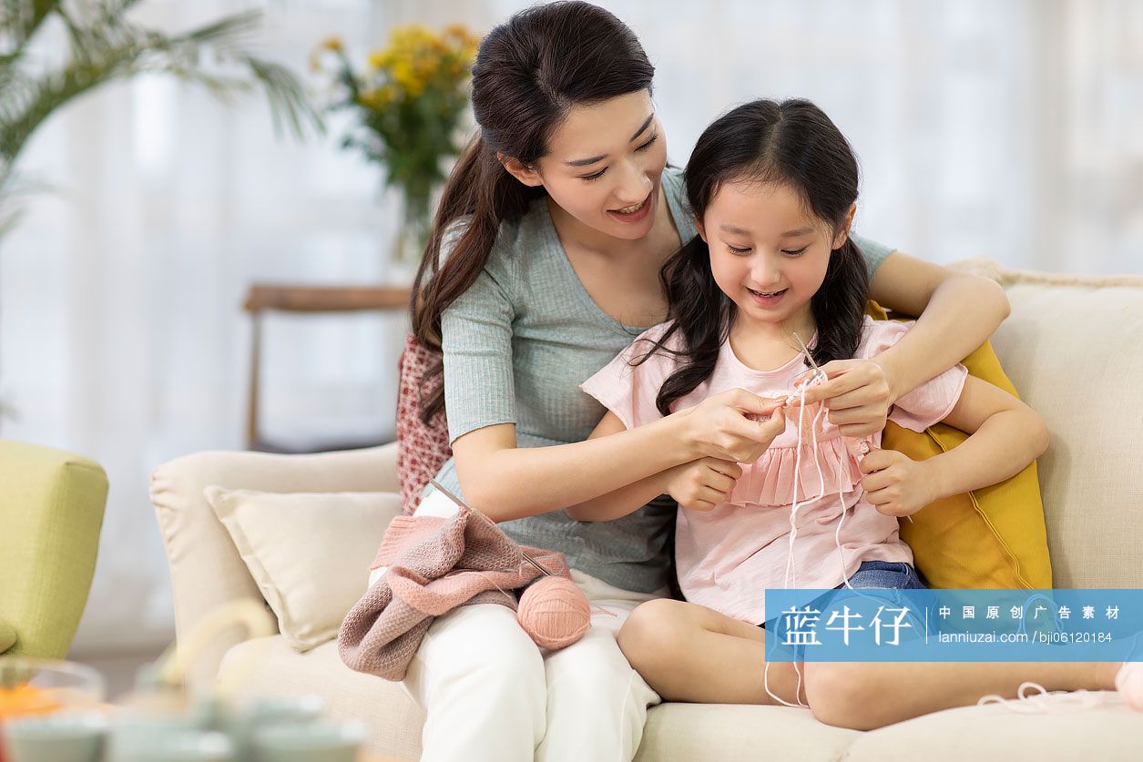 快乐的母女俩在家织围巾