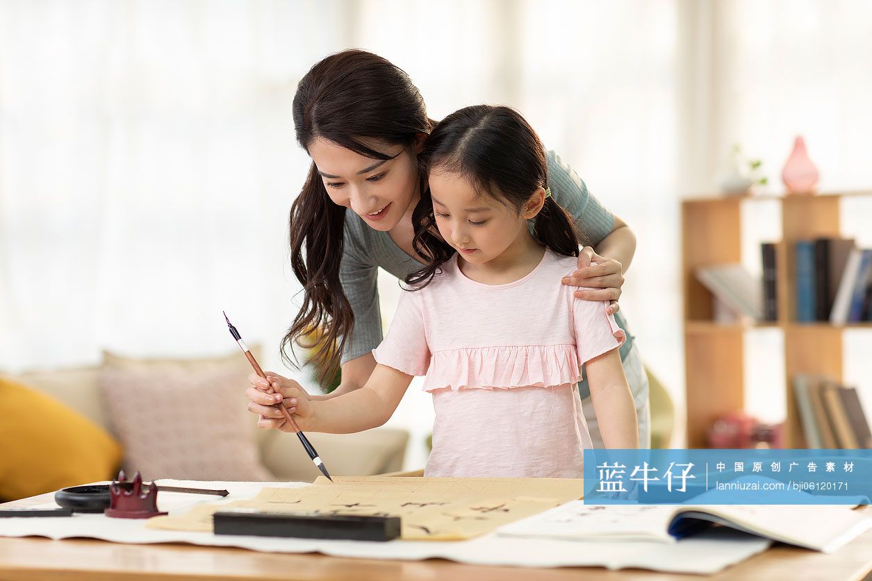 快乐的母女俩在家写毛笔字
