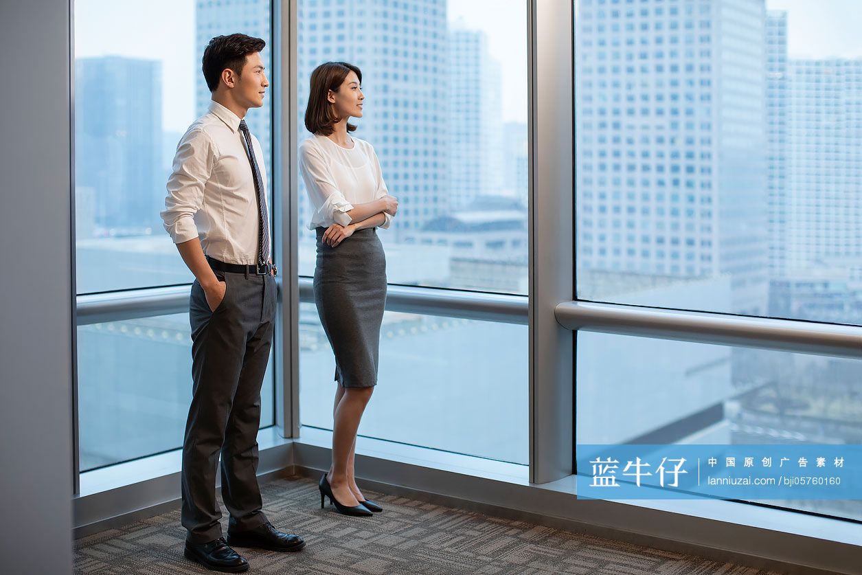 自信的商务人士望向窗外