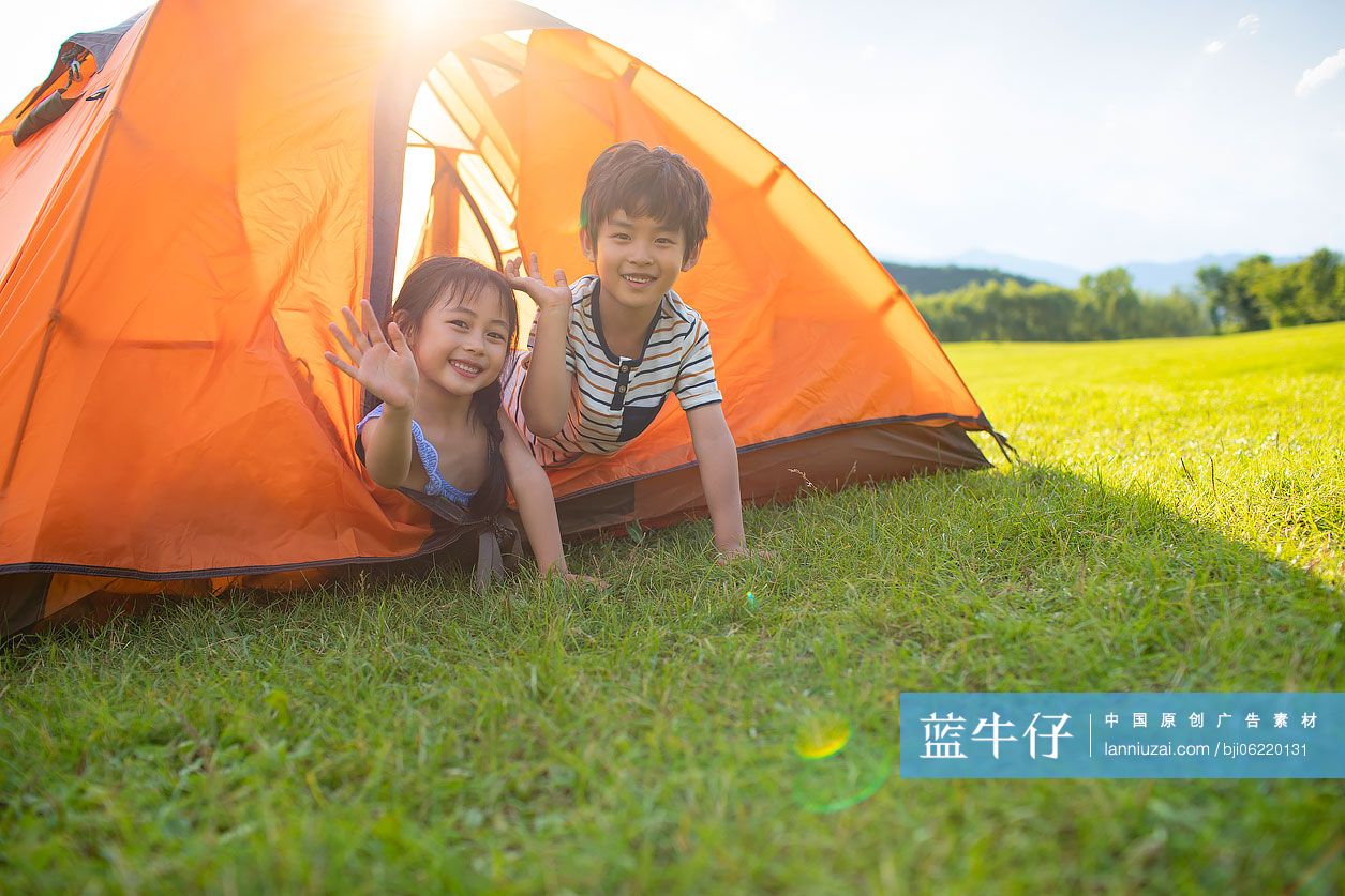 孩子们在草地露营