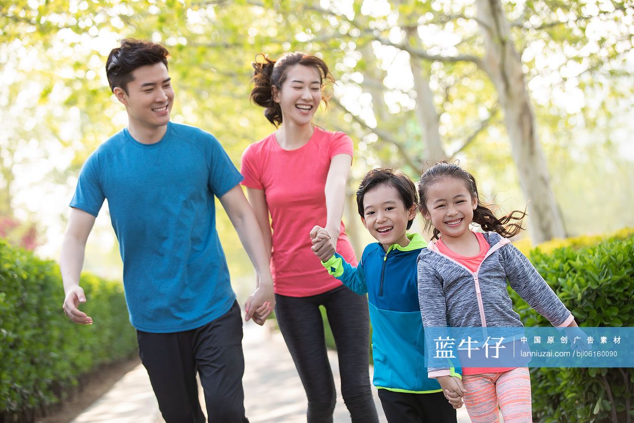 快乐的年轻家庭在公园玩耍