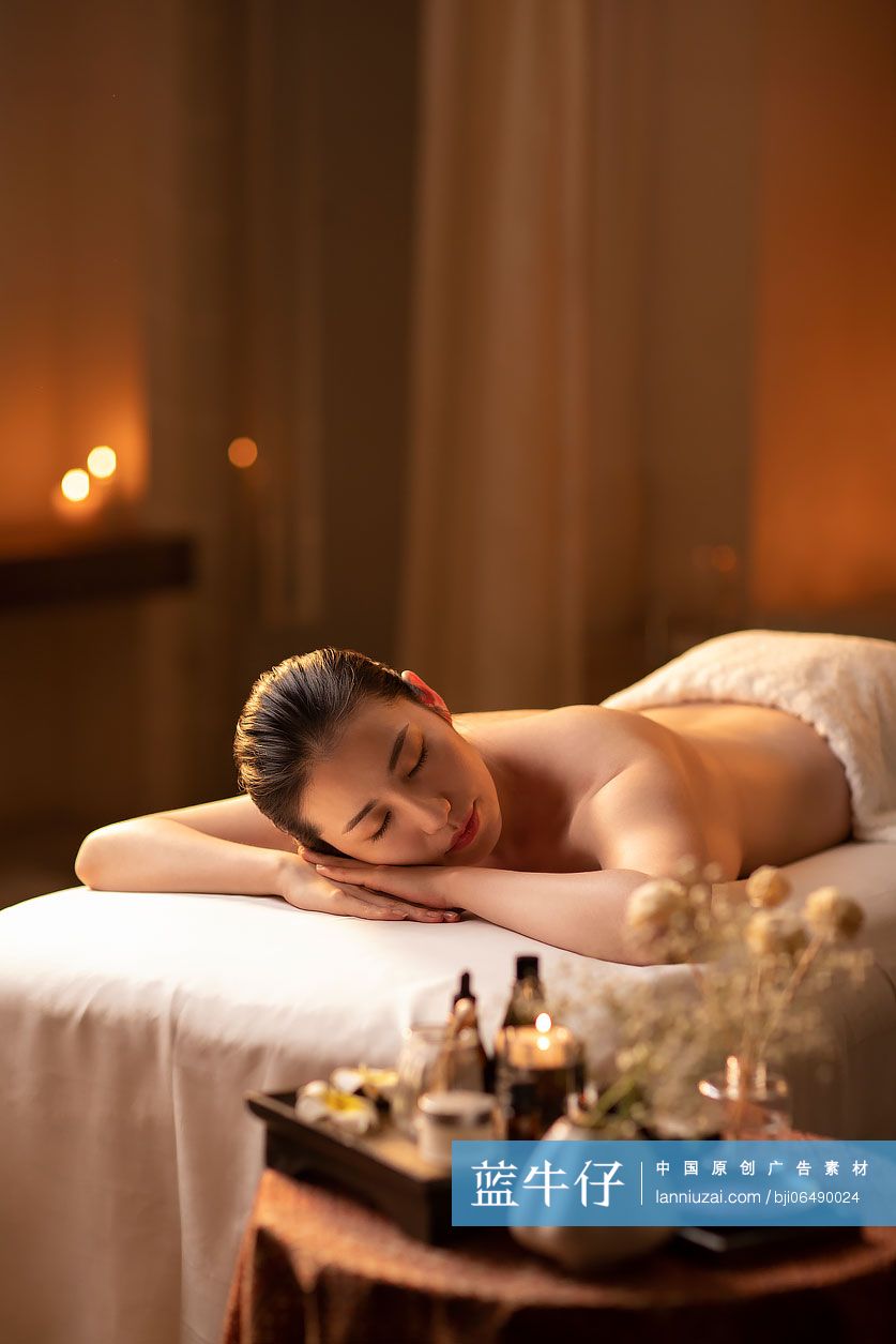 年轻美女做SPA