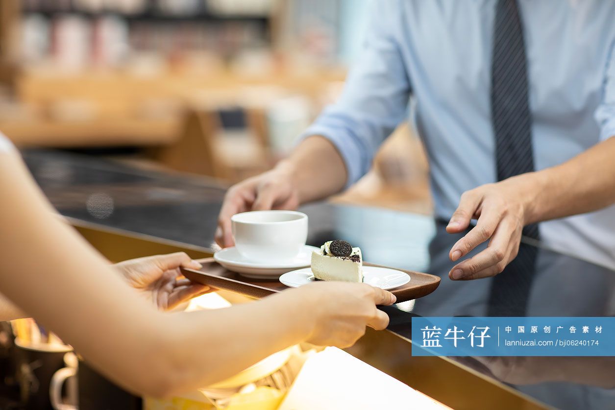 商务男士在咖啡馆喝咖啡