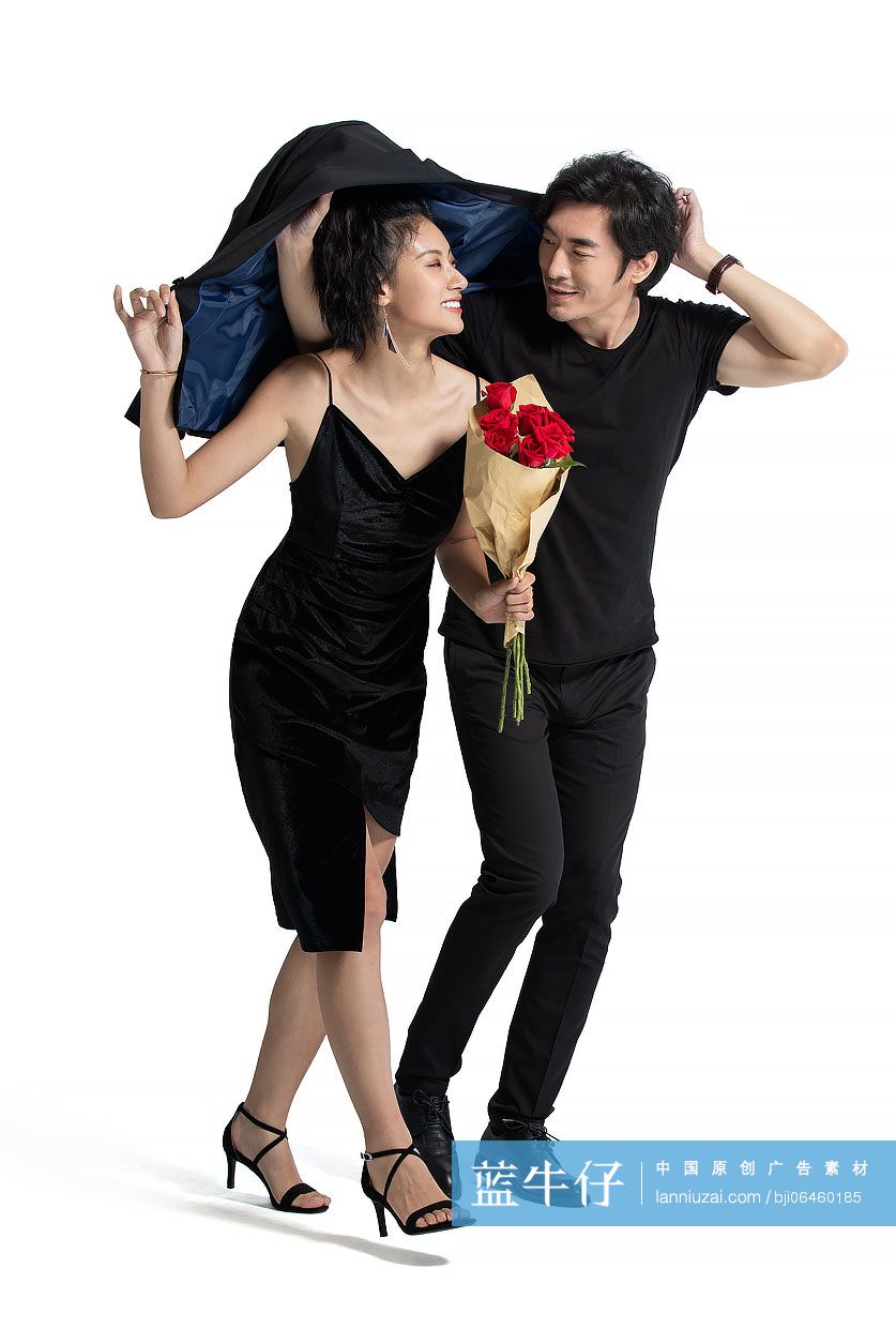 浪漫情侣雨中约会