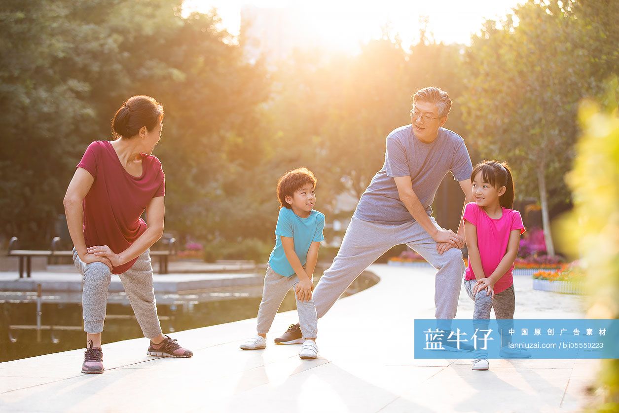 开心的一家人在公园锻炼身体