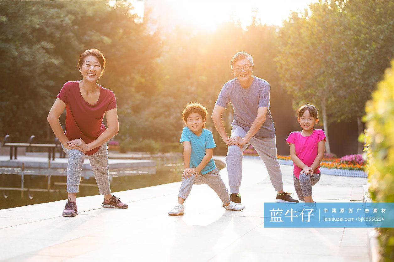 开心的一家人在公园锻炼身体