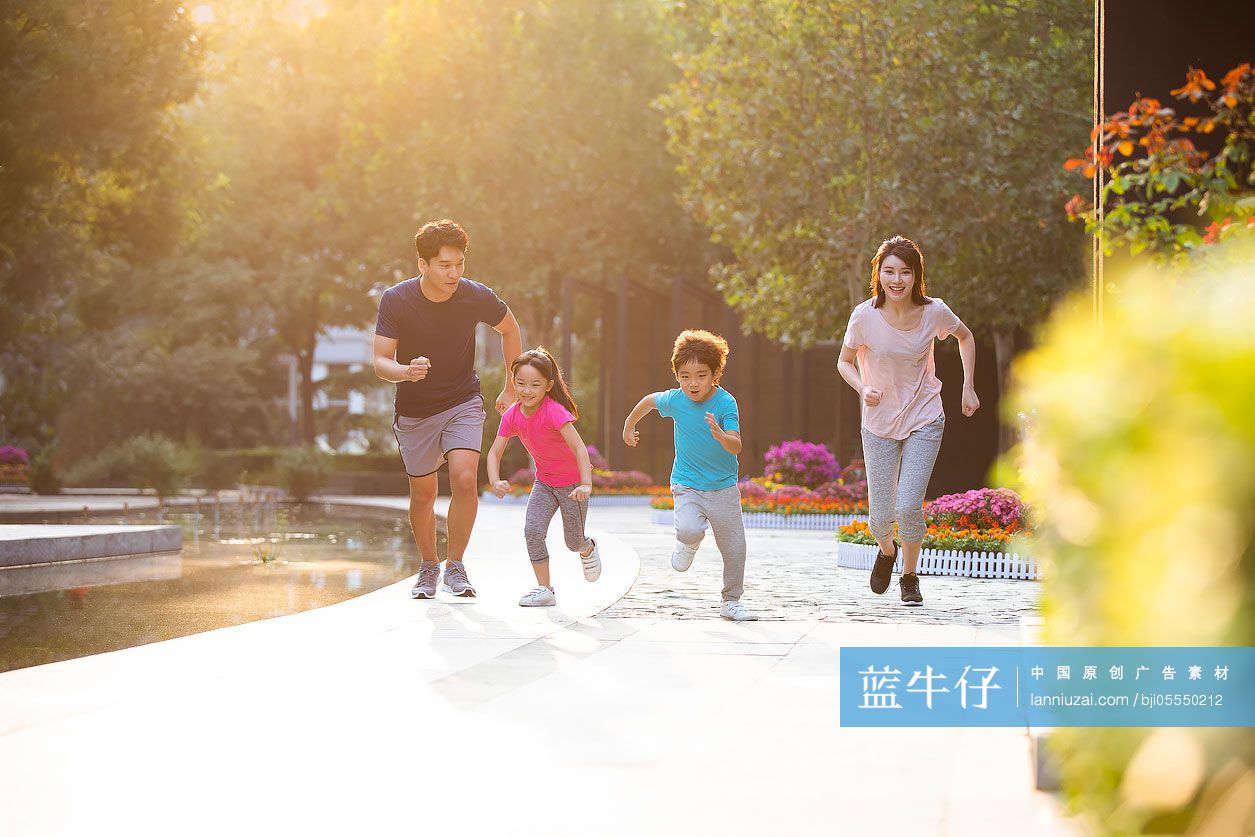 开心的一家人在公园赛跑