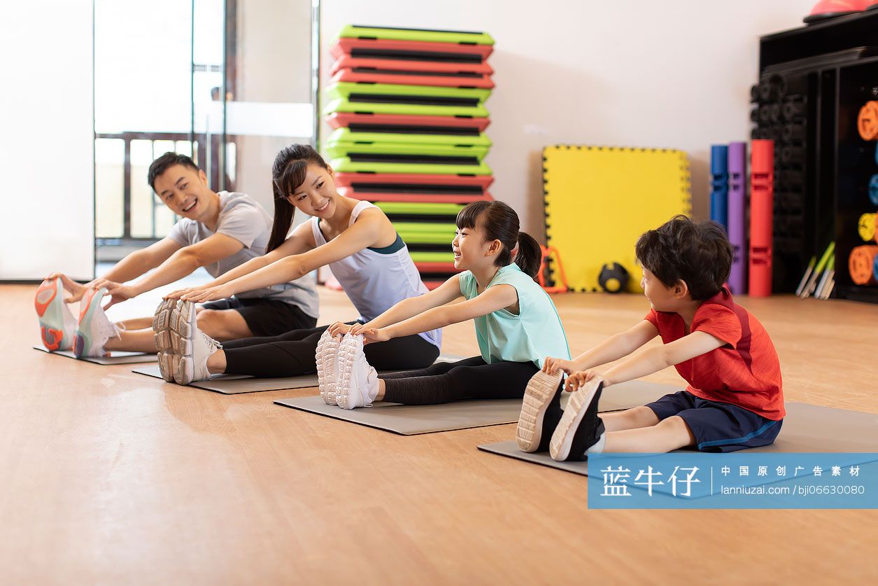 快乐的年轻家庭在健身房健身