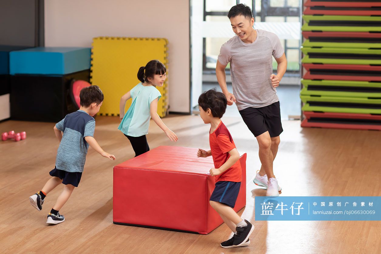 小朋友们上体能训练课