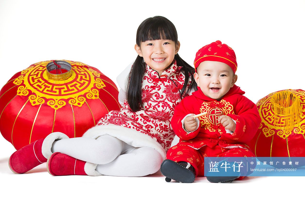 姐弟俩和大红灯笼