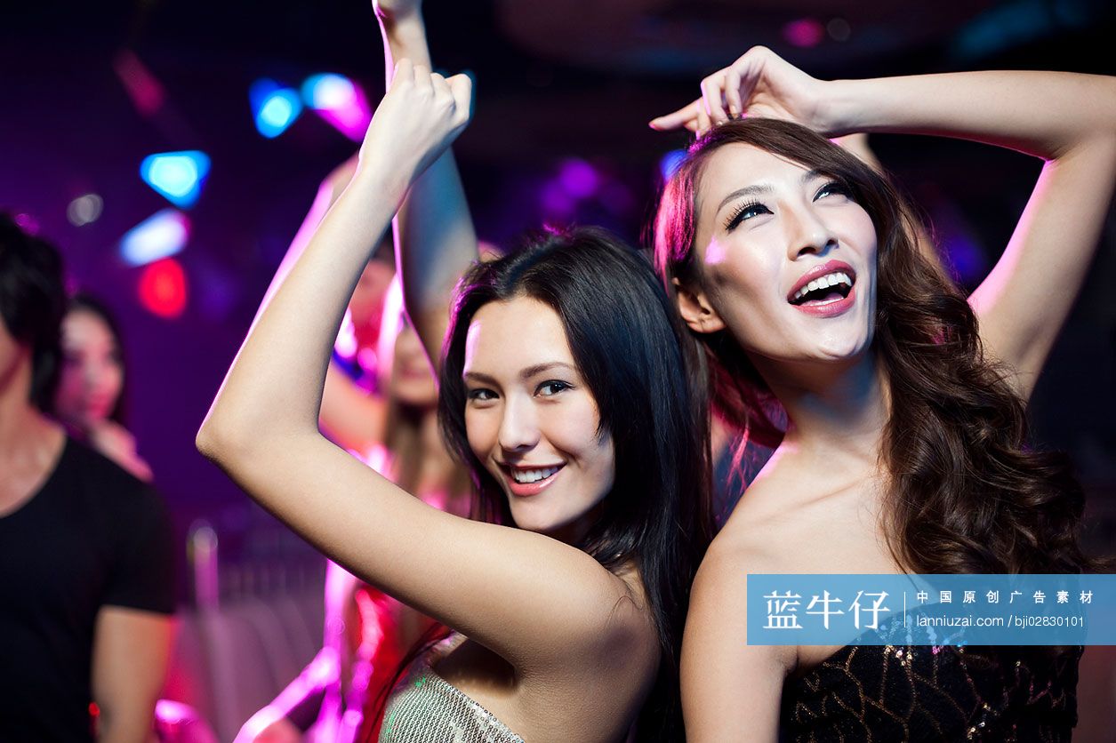 时尚年轻人在酒吧跳舞