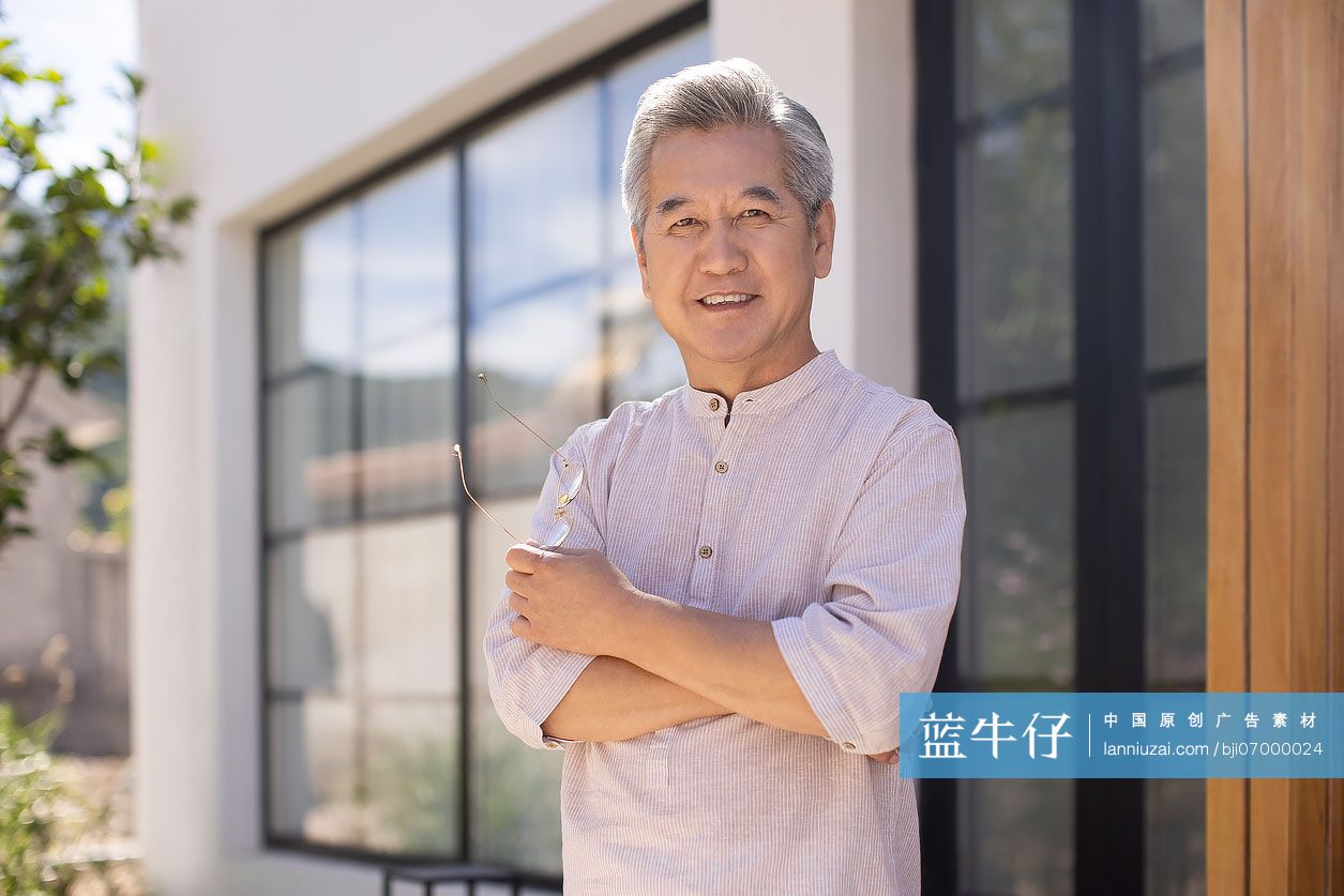 快乐的老年男子肖像