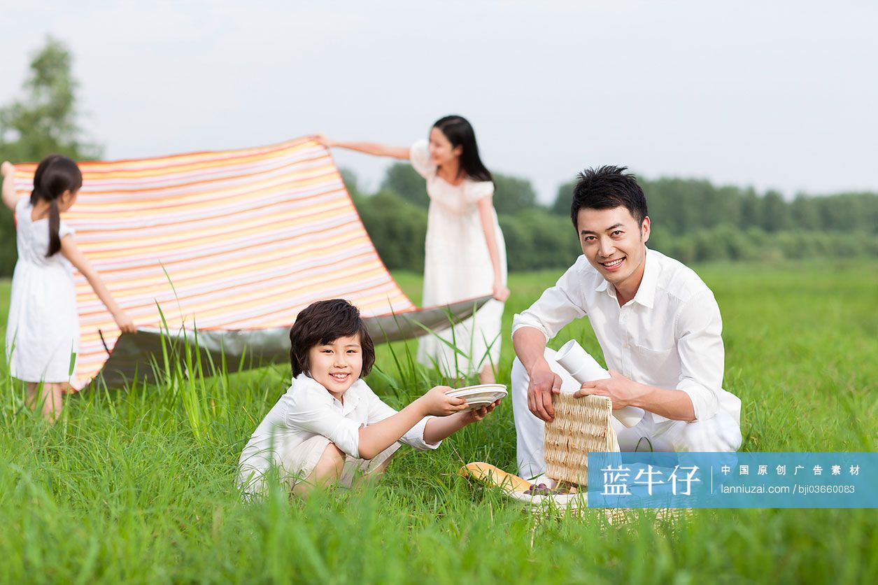 快乐家庭准备野餐
