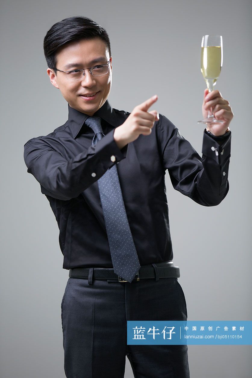 快乐的成熟商务男士喝香槟庆祝