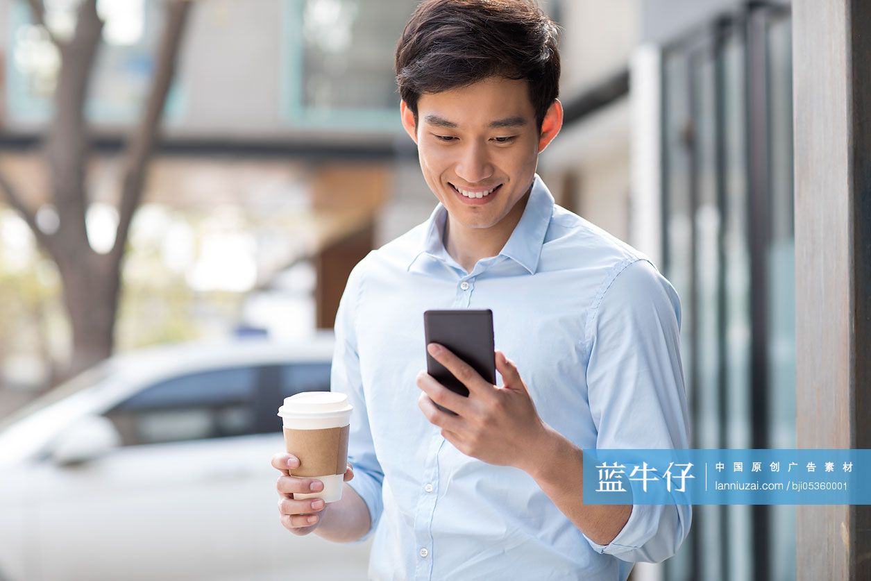 年轻男子使用手机