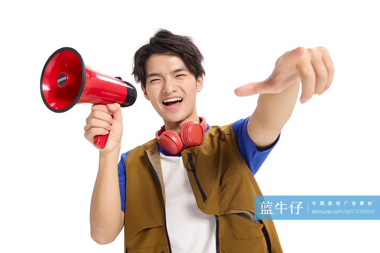 开心的年轻男子用扩音器大喊