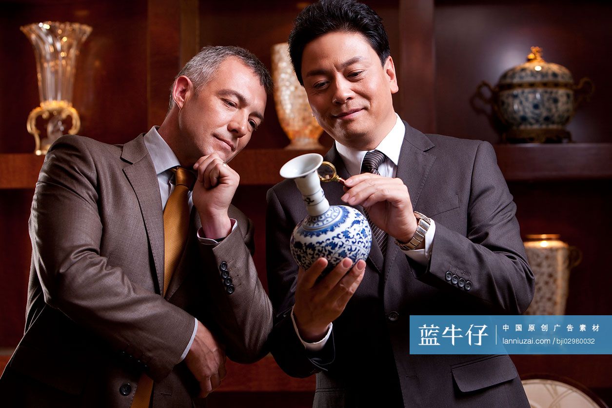 成功商务男士欣赏古董