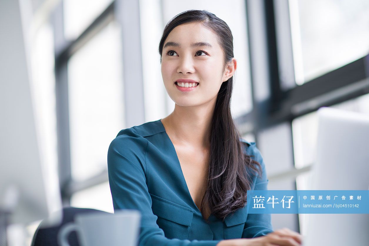 年轻商务女士在办公室工作