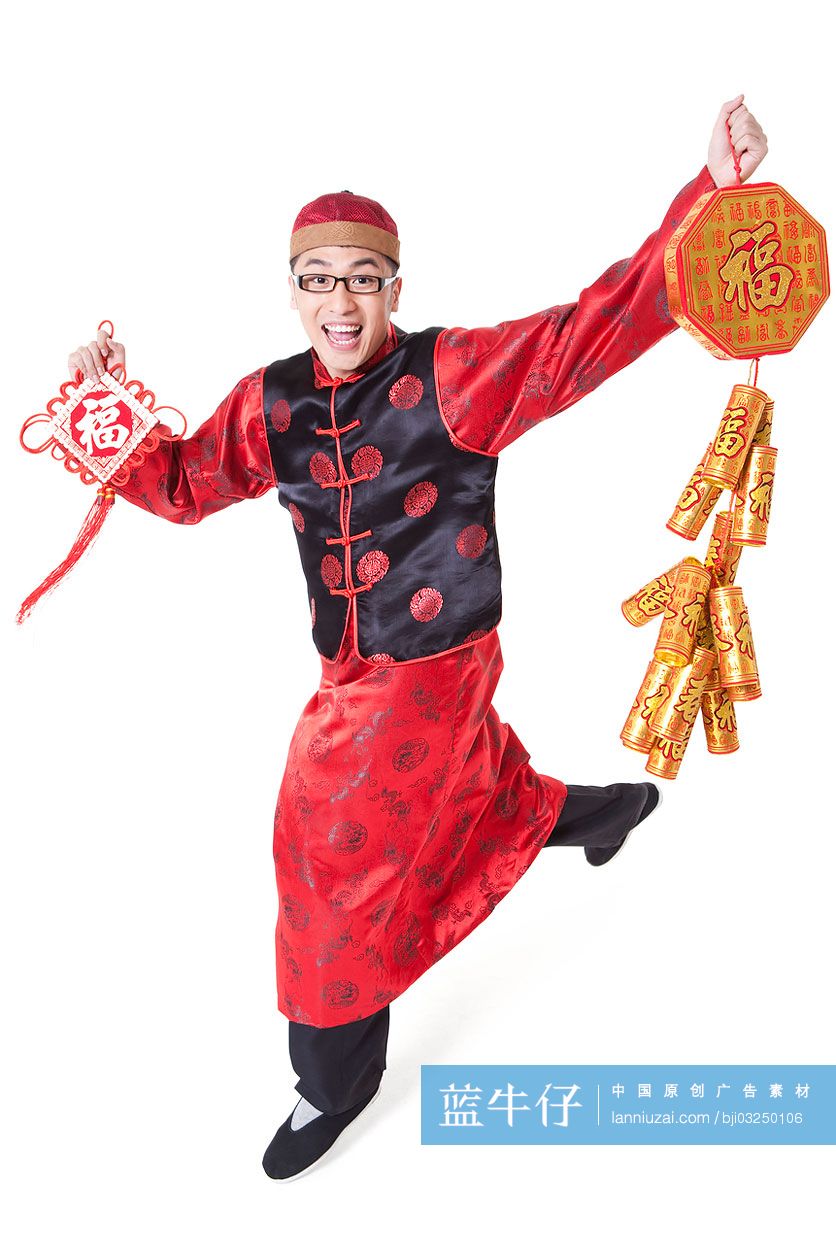 穿传统服装的男子手持福字和爆竹
