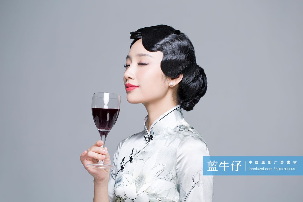 年轻美女喝红酒-蓝牛仔影像-中国原创广告影像素材