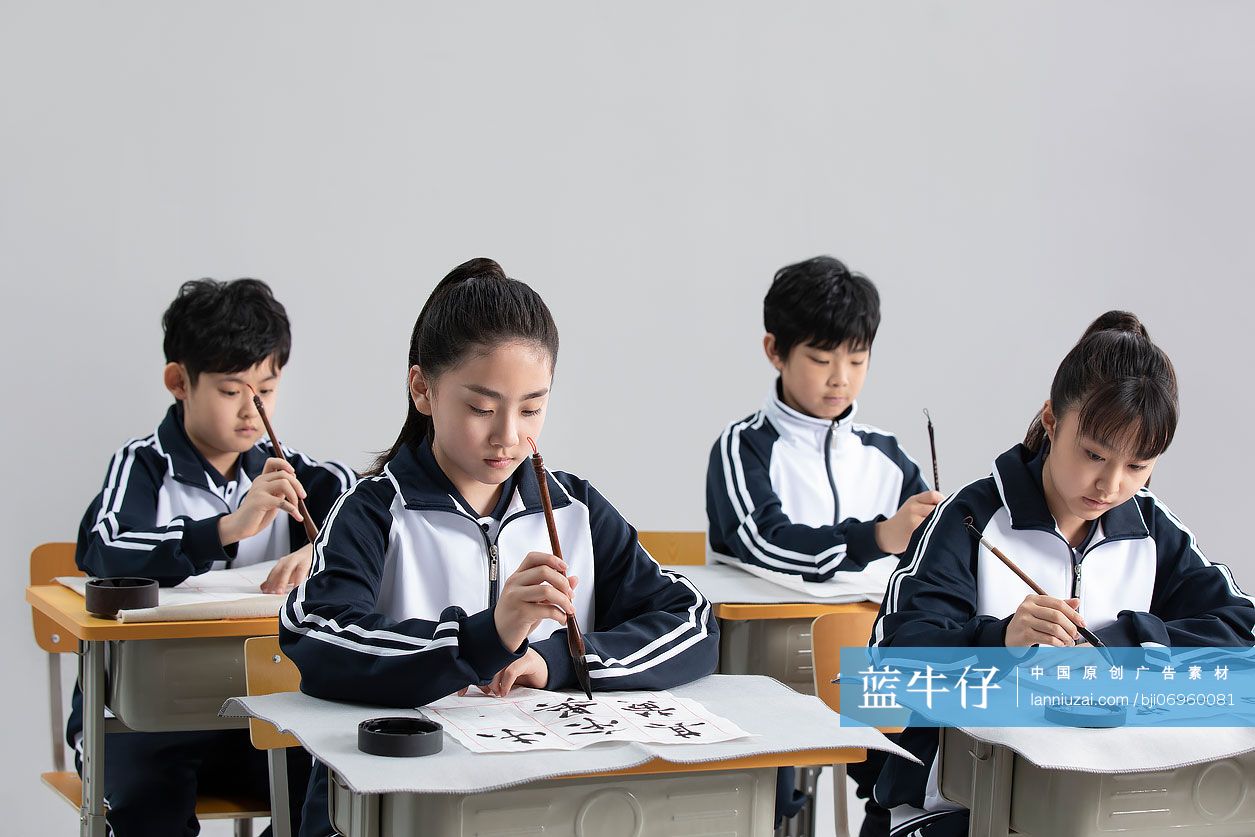 学生在教室上书法课