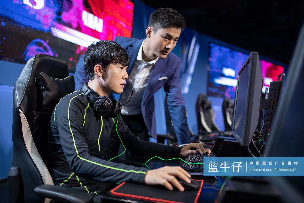 电竞教练指导队员