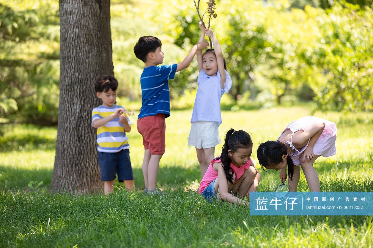 快乐的儿童在公园里玩耍