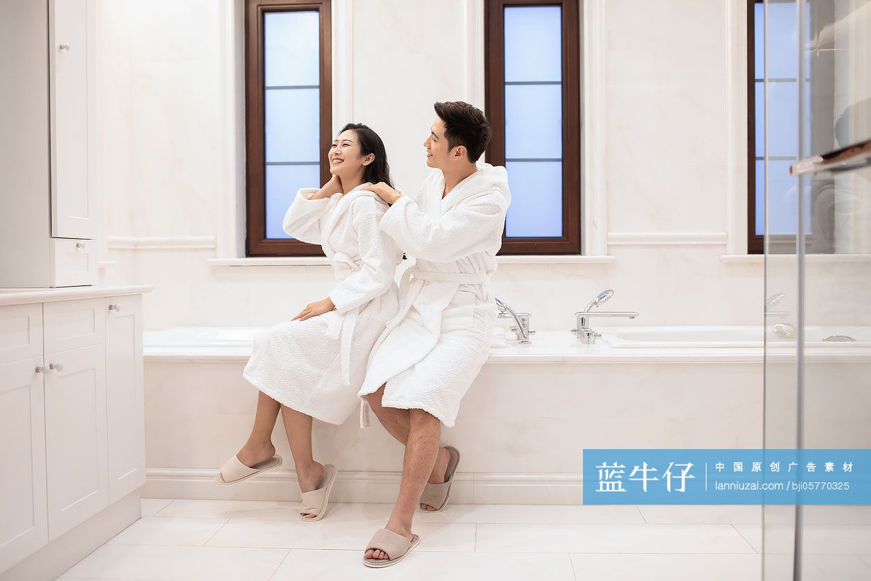 年轻夫妇在浴室