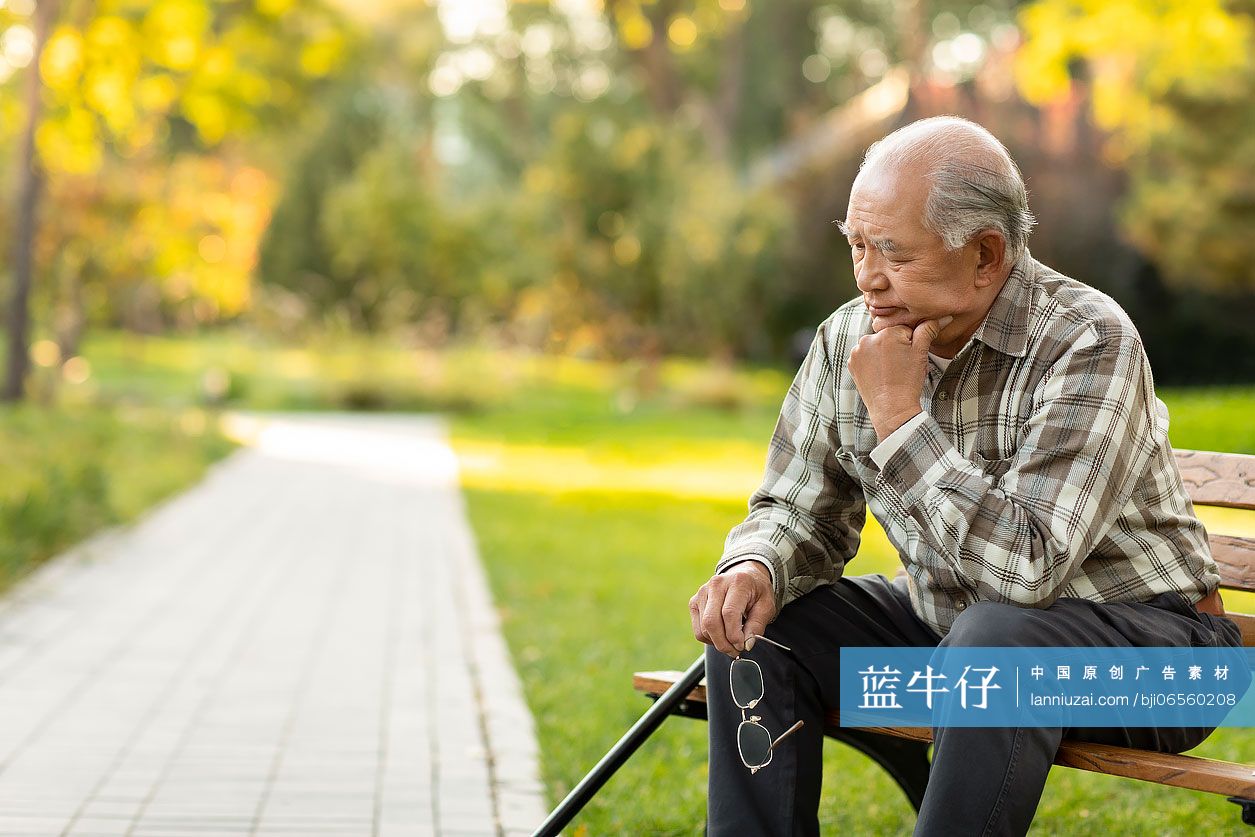 孤独的老人在公园思考问题